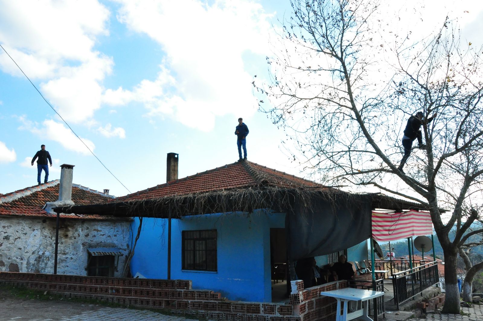 Şebeke avcısı vatandaşlar, cambazları aratmıyor