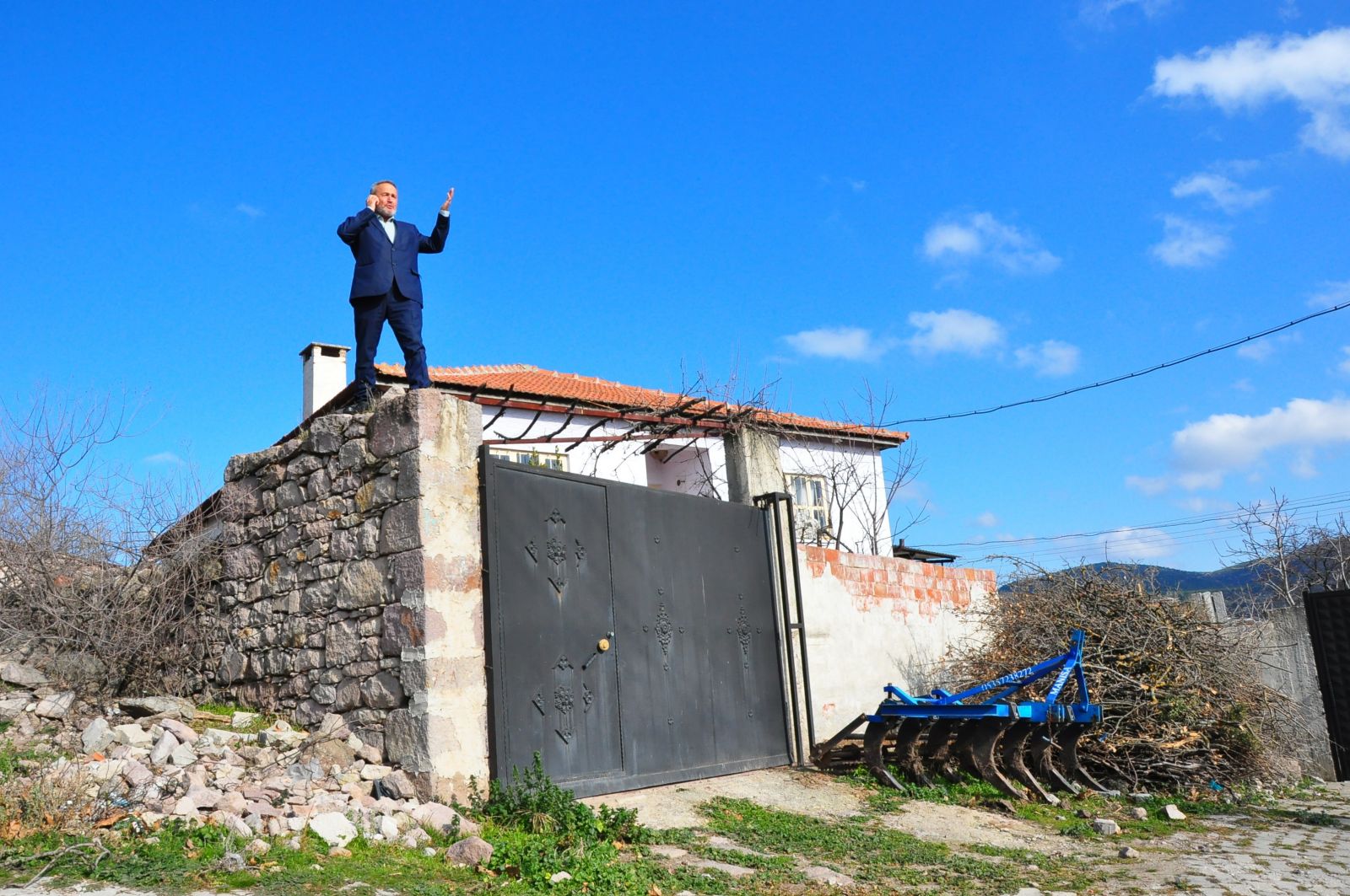 Şebeke avcısı vatandaşlar, cambazları aratmıyor