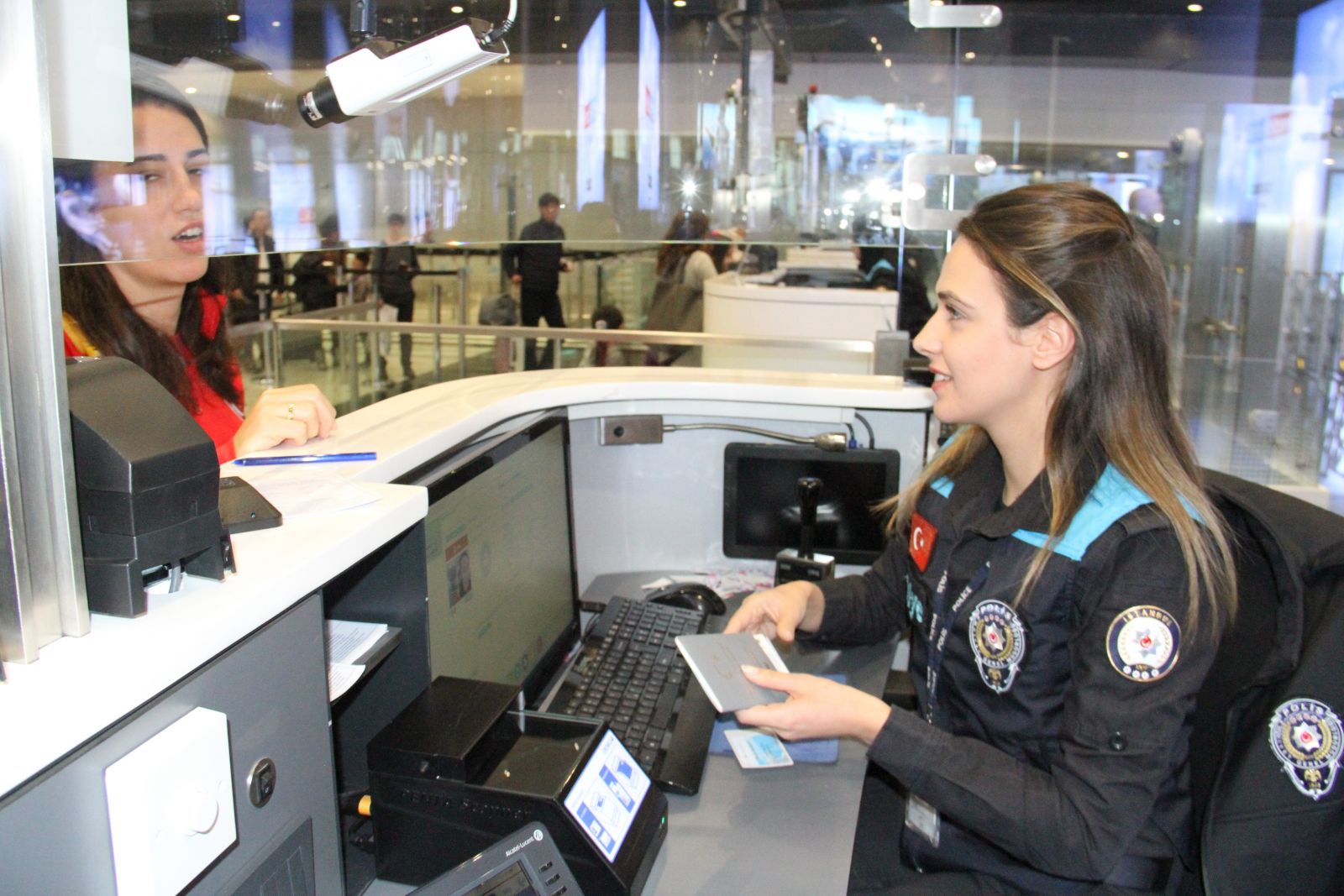 Turkuaz yelekli pasaport polisleri, İstanbul Havalimanı'nda hizmet vermeye başladı