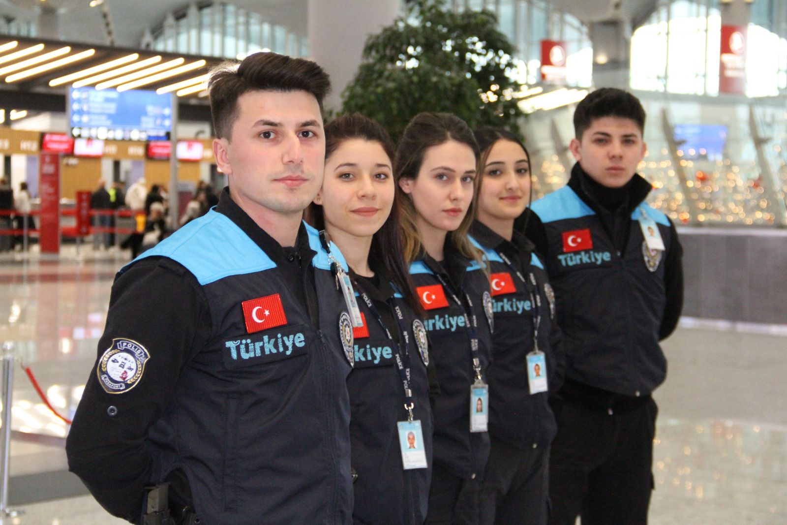Turkuaz yelekli pasaport polisleri, İstanbul Havalimanı'nda hizmet vermeye başladı