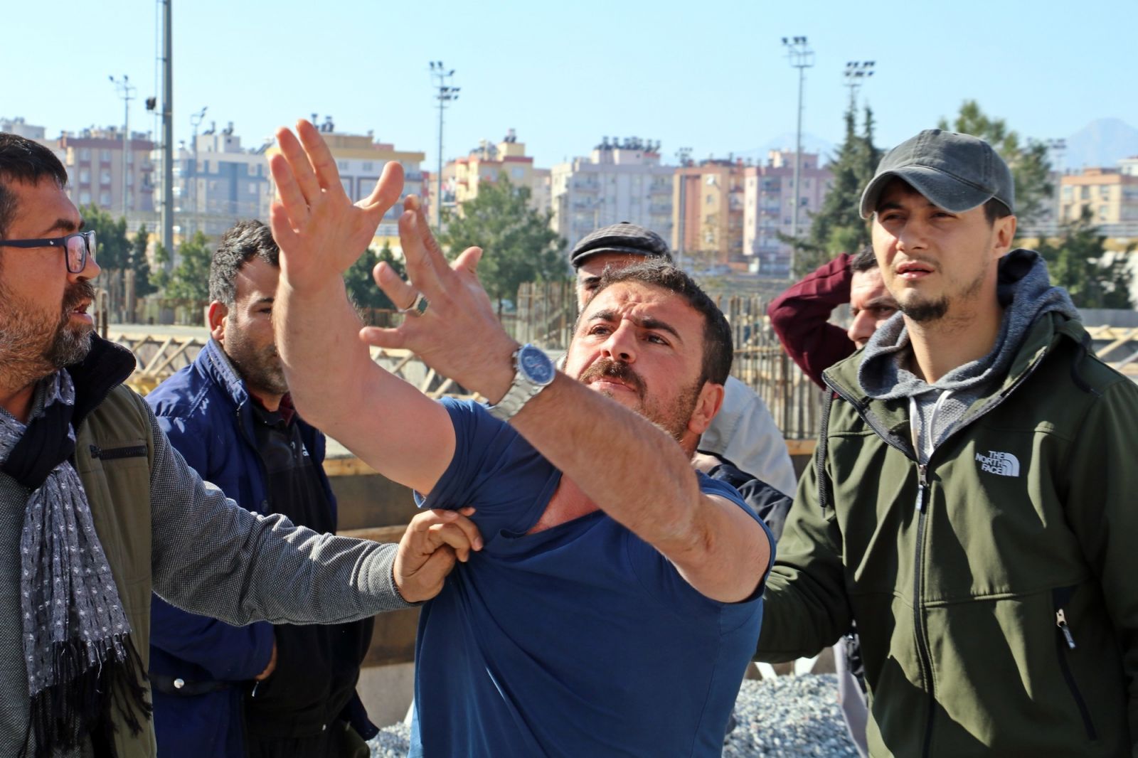 İnşaat işçileri paralarının yanışını izledi