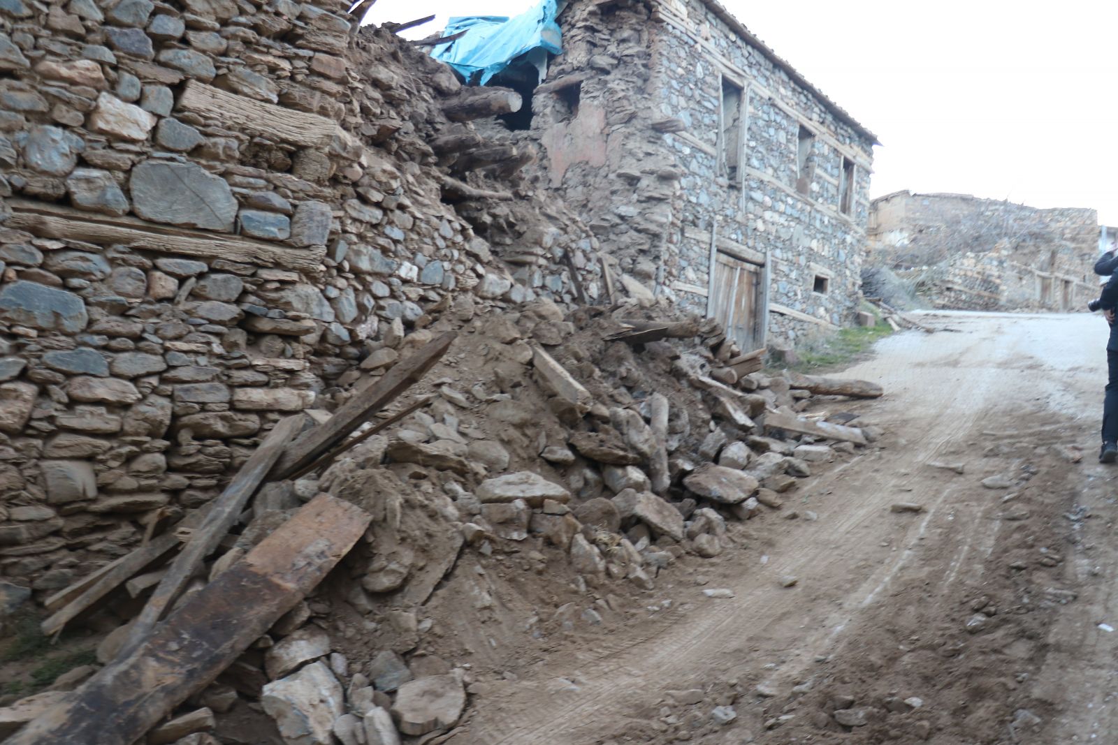 Elazığ'daki depremde 39 kişi hayatını kaybetti, 1607 kişi yaralandı