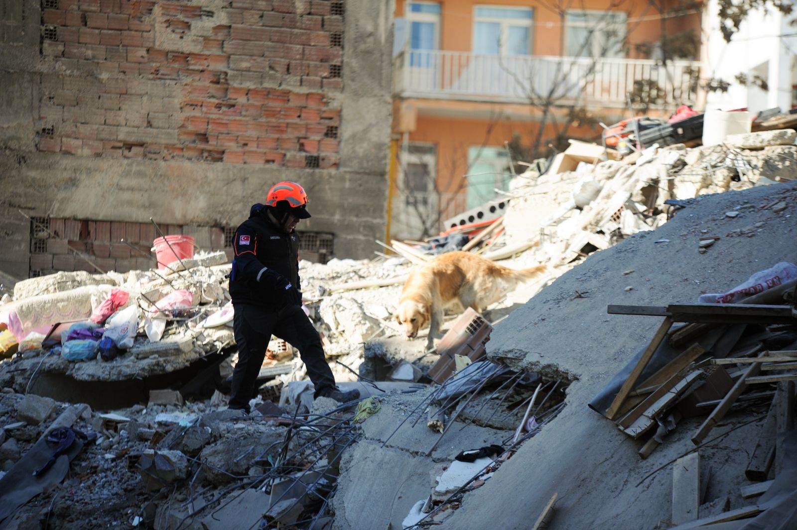Çöken binanın çevresindeki binalarda büyük hasar meydana geldi