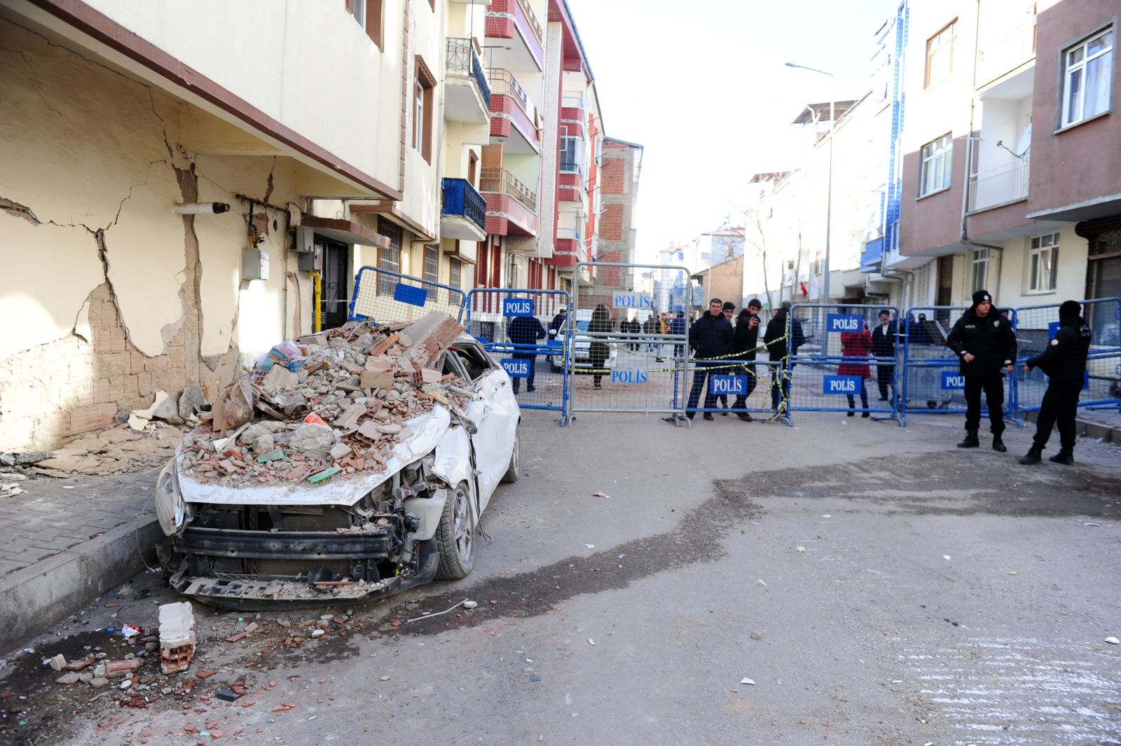 Çöken binanın çevresindeki binalarda büyük hasar meydana geldi