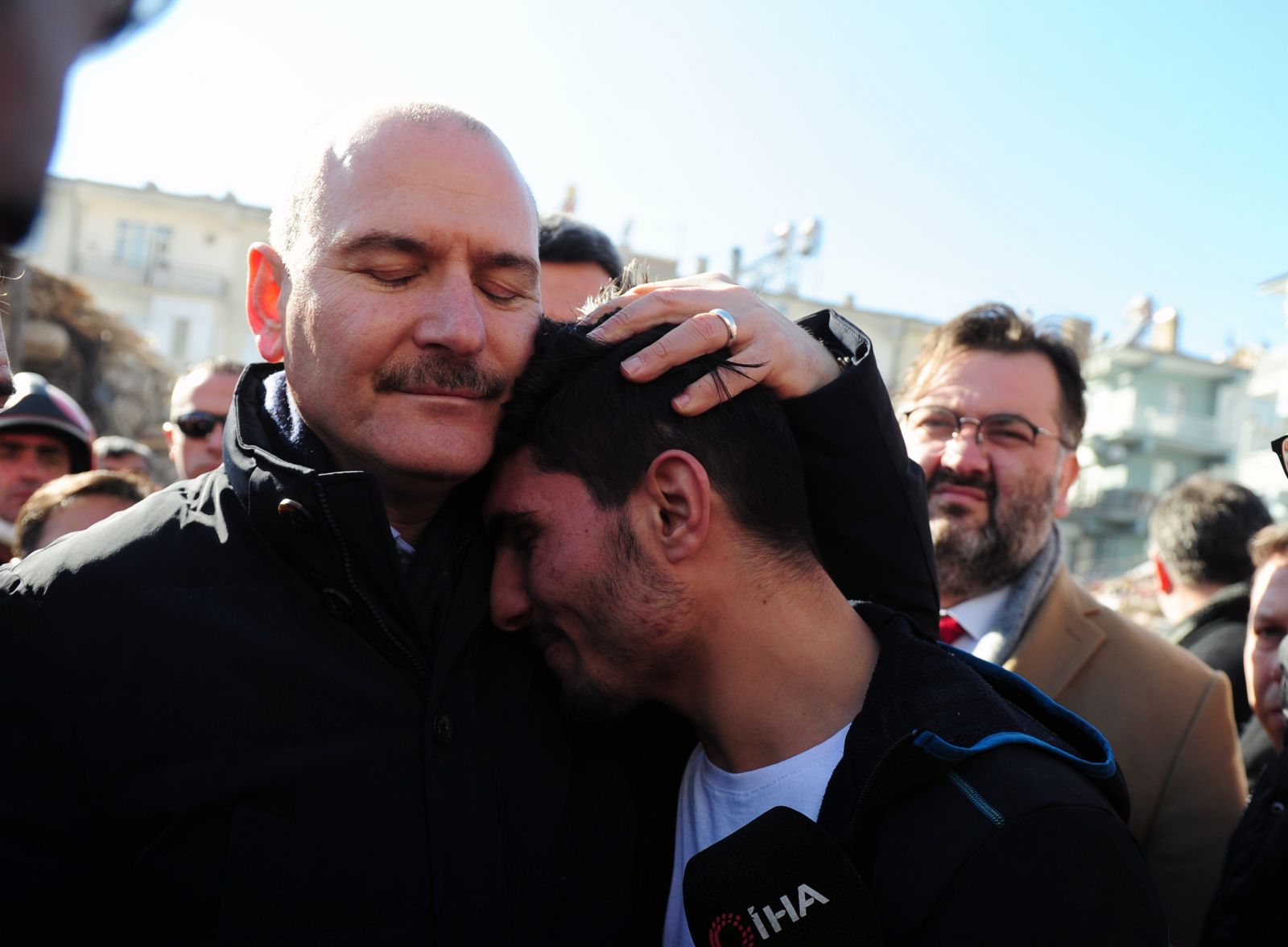 Elleriyle enkaz altından çıkarmıştı: Suriyeli Mahmut, Bakanlar Soylu ve Koca ile enkazda görüştü