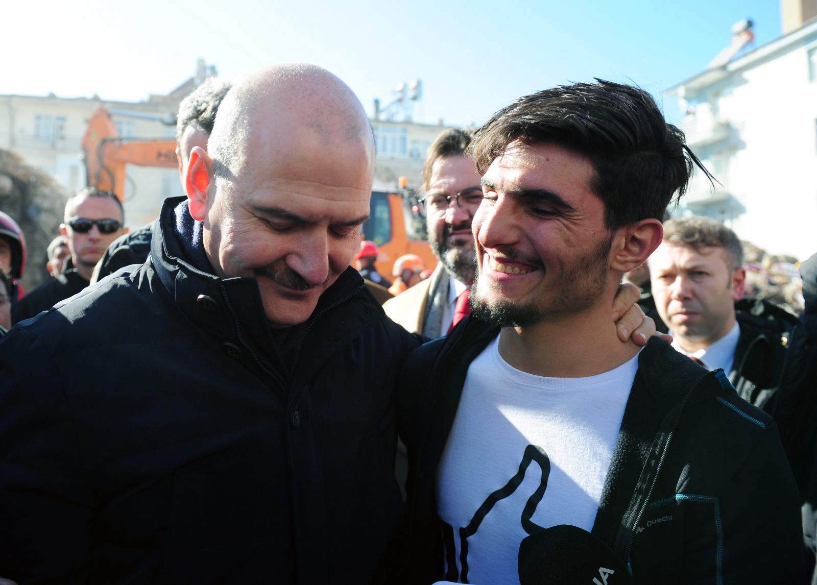 Elleriyle enkaz altından çıkarmıştı: Suriyeli Mahmut, Bakanlar Soylu ve Koca ile enkazda görüştü