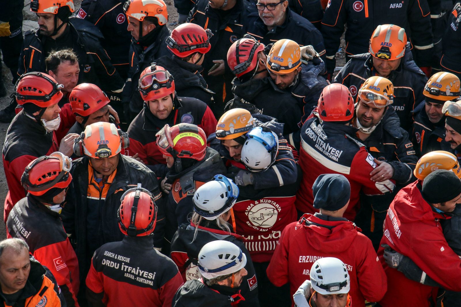 Arama kurtarma ekiplerinden enkazda duygusal tören