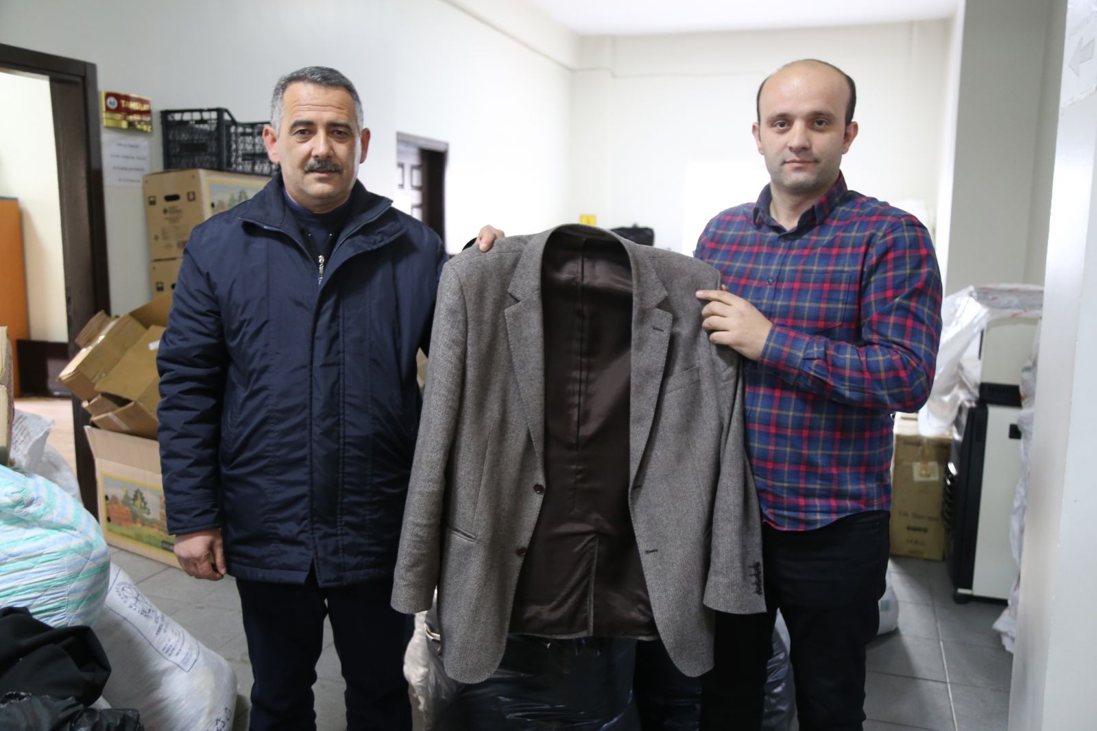 Yardım kampanyası için gönderilen ceketten 10 bin lira çıktı