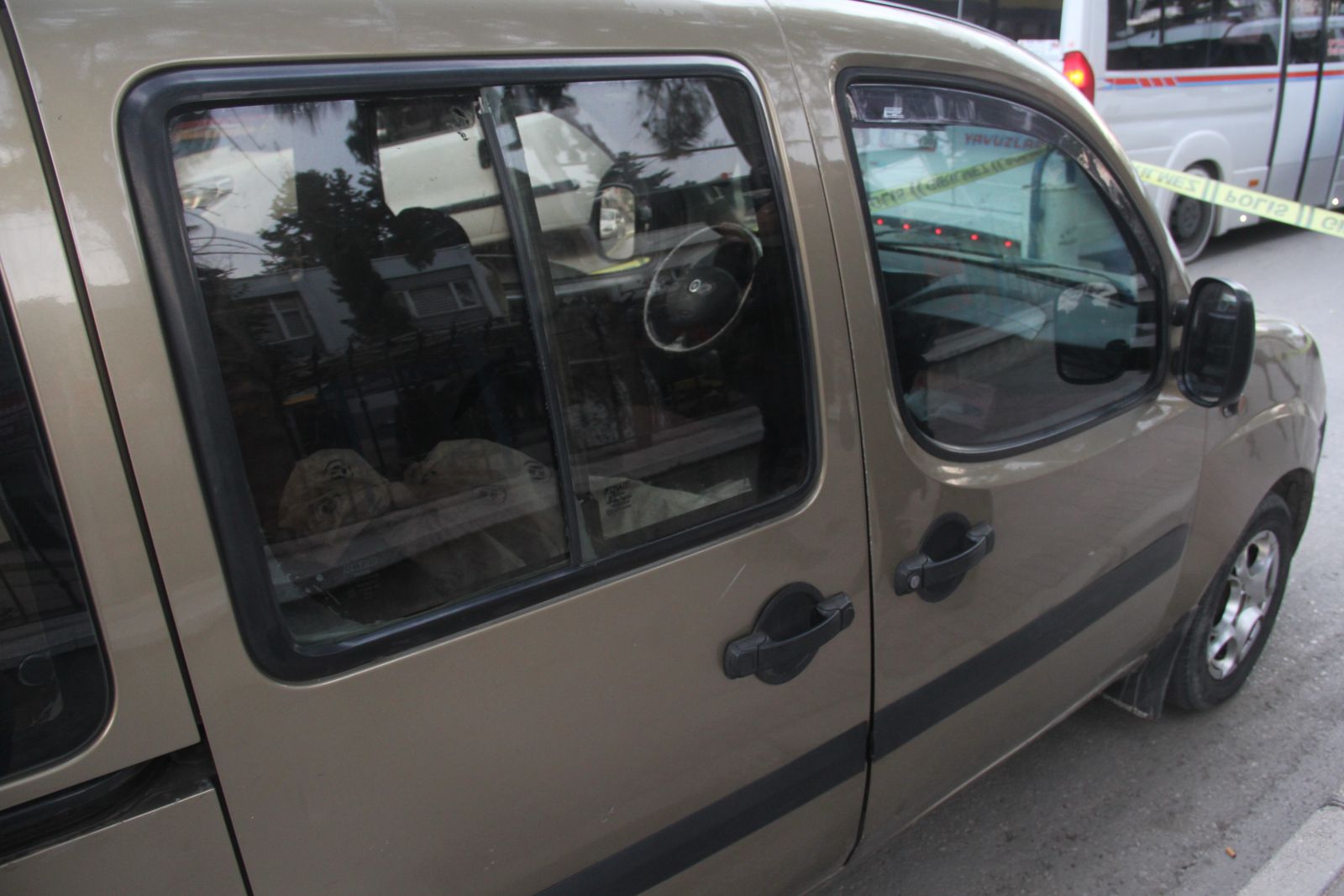 Cesetle yolculuk polisi alarma geçirdi!