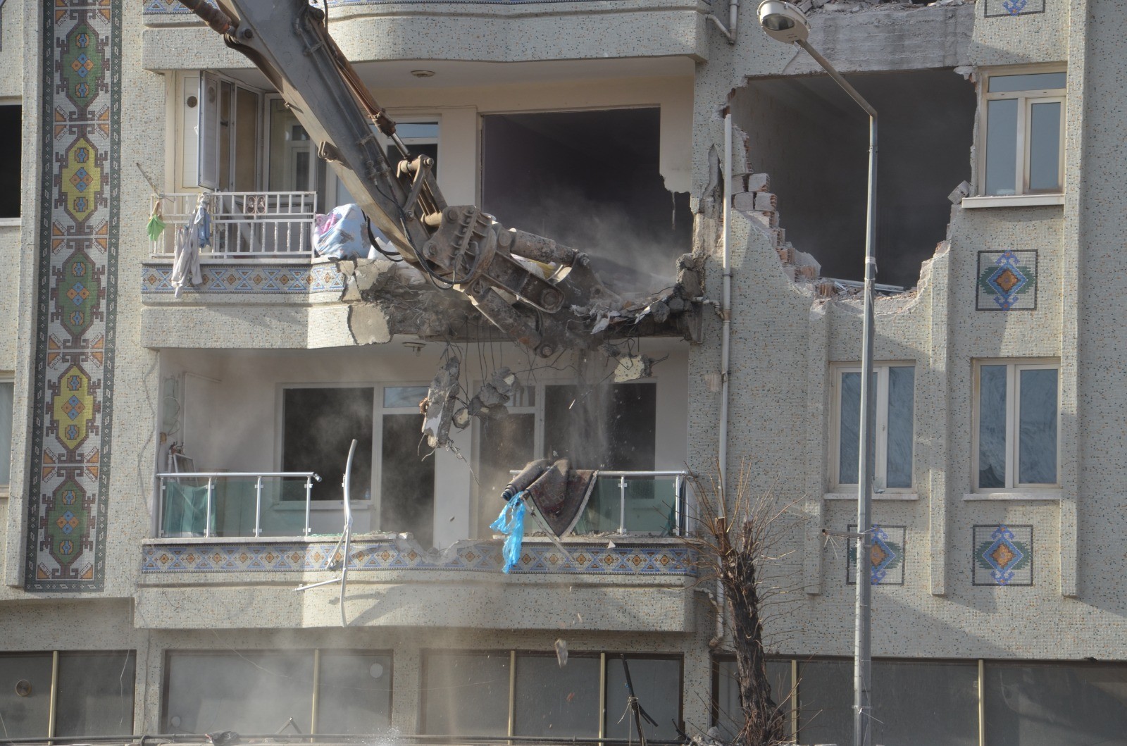 Malatya’da hasarlı binalar yıkılıyor