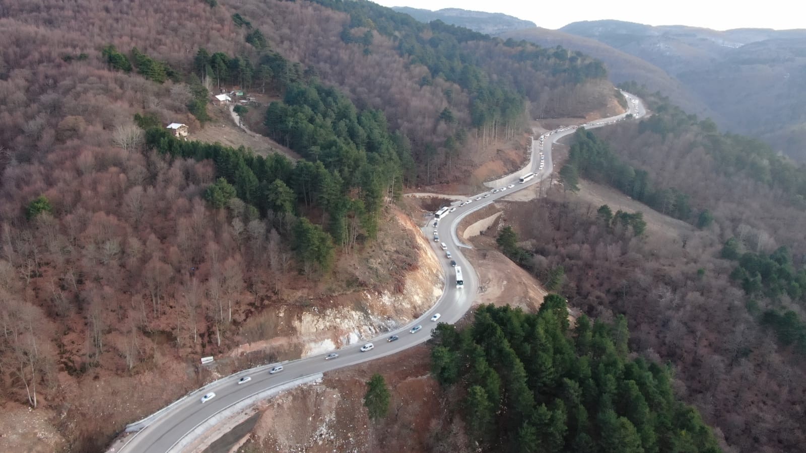 Uludağ'dan dönen tatilciler kilometrelerce araç kuyruğu oluşturdu