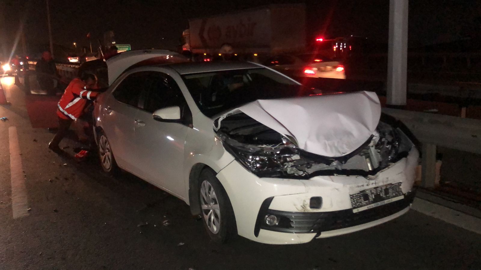 TEM'de 5 araç birbirine girdi, kilometrelerce kuyruk oluştu