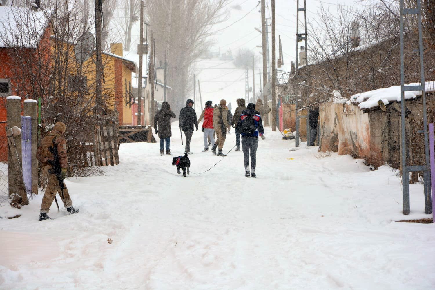 Ailesine kızıp evi terk eden genç kızdan 4 gündür haber alınamıyor