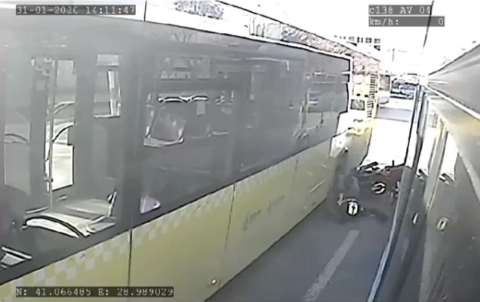 İstanbul’un göbeğinde yürekleri ağza getiren kaza kamerada