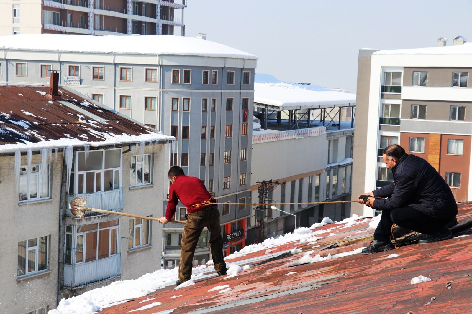 Ekmek paraları ipin ucunda