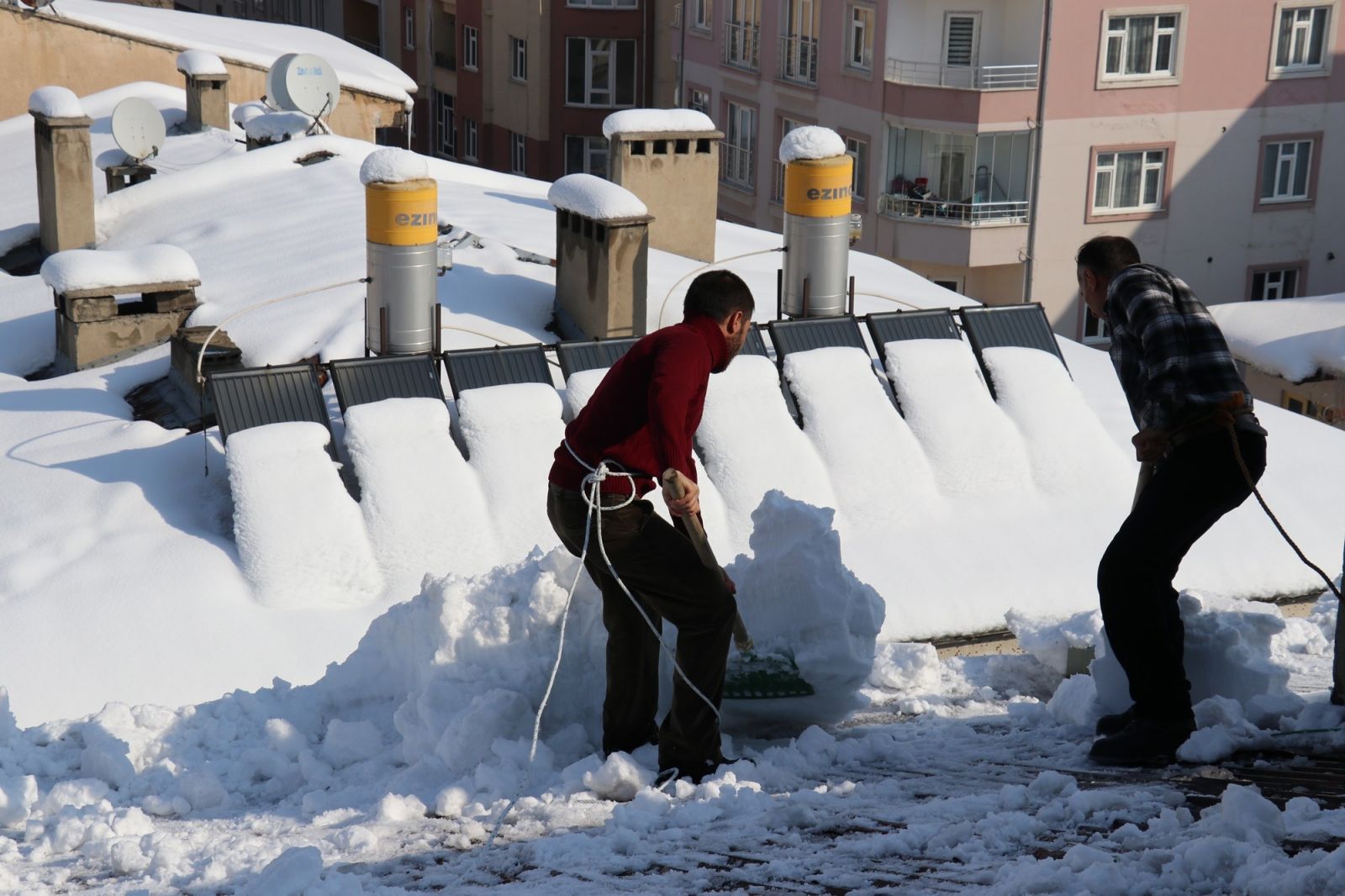 Ekmek paraları ipin ucunda