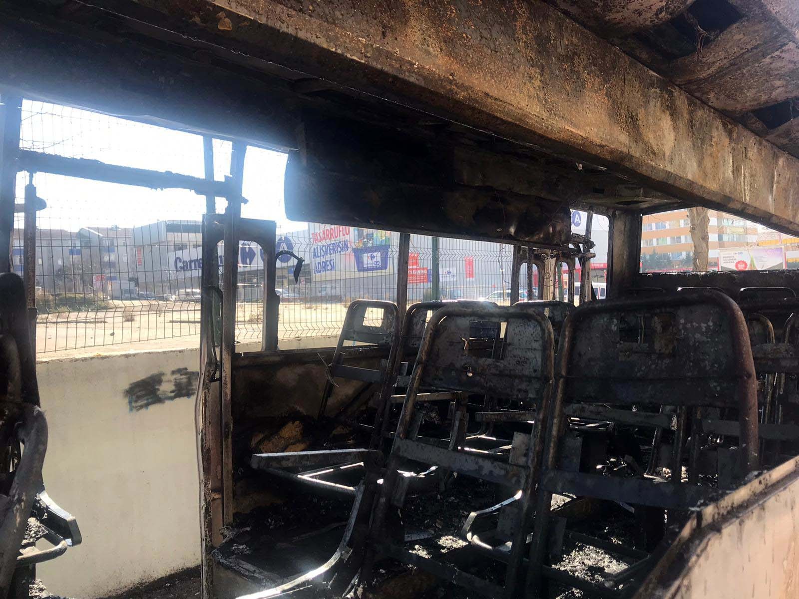 Ümraniye'de yangın! Otobüs alev alev yandı