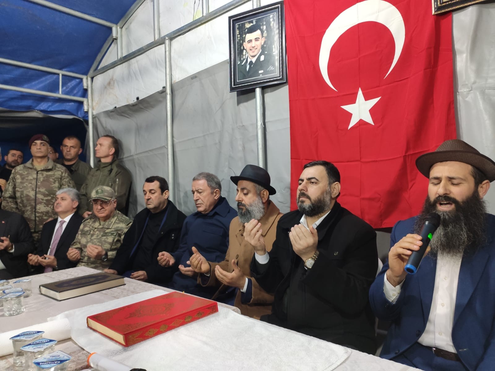 Bakan Akar'dan şehit ailesine taziye ziyareti