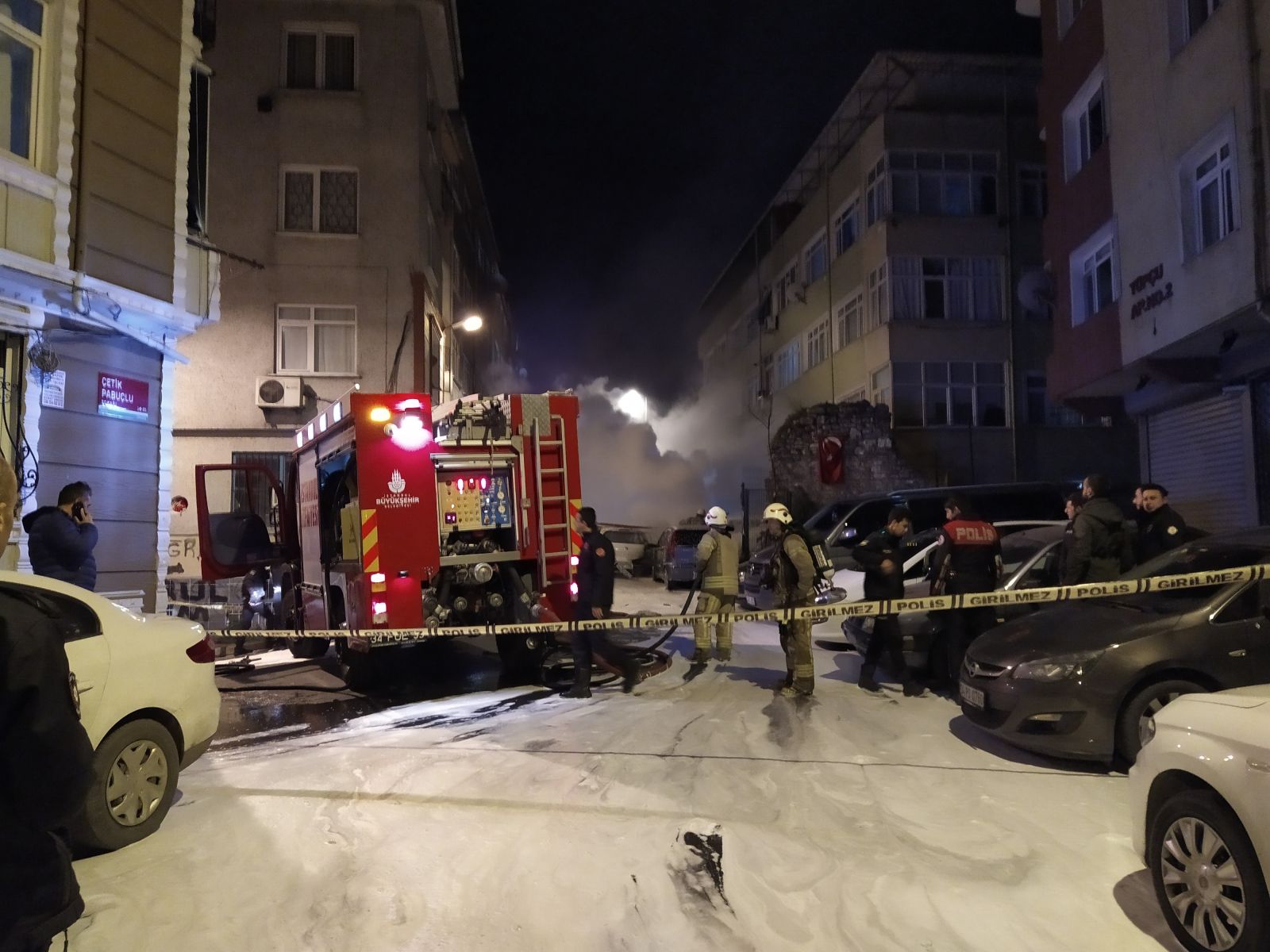 Fatih’te 9 araç kundaklandı, mahalle panik içinde sokağa döküldü