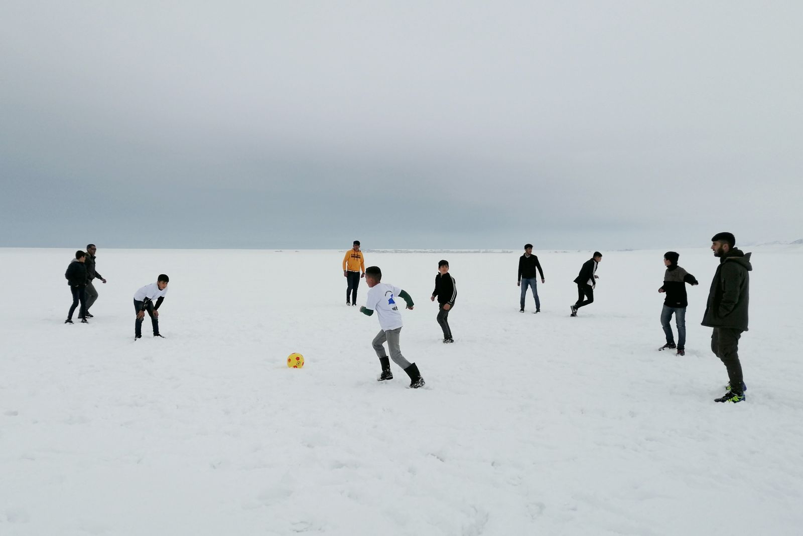 Arin Gölü dondu, çocukların futbol sahası oldu