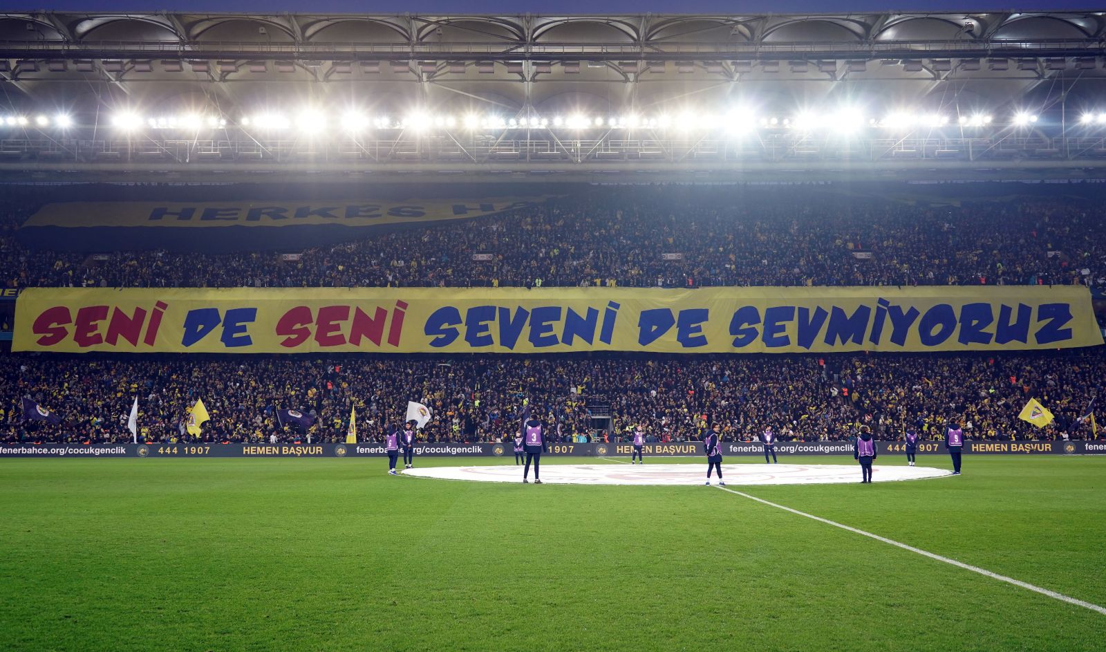 Fenerbahçeli taraftarlardan derbi koreografisi