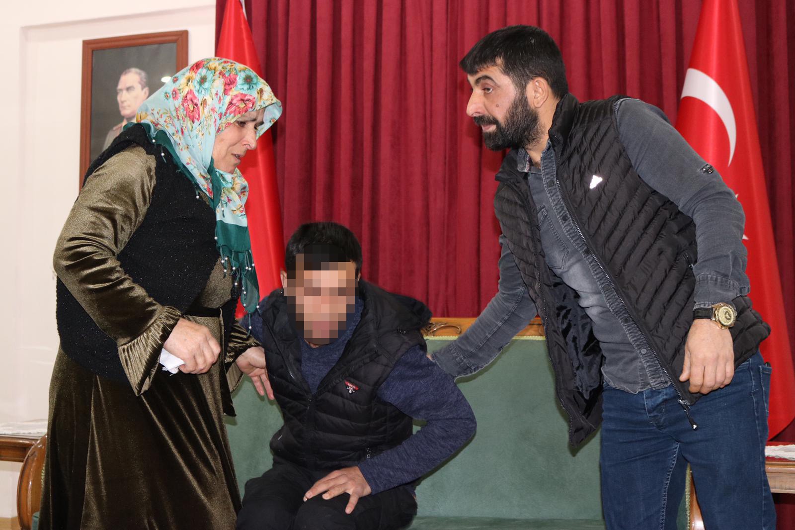 HDP önündeki ailelerden biri daha evladına kavuştu