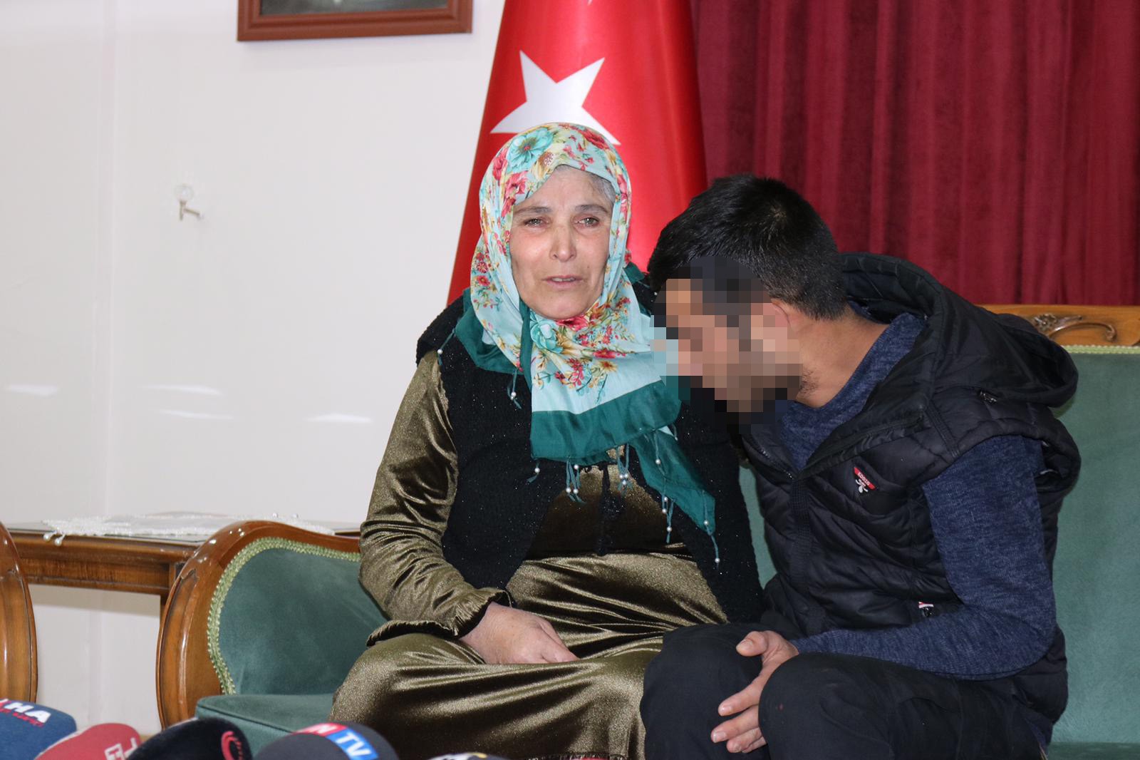 HDP önündeki ailelerden biri daha evladına kavuştu