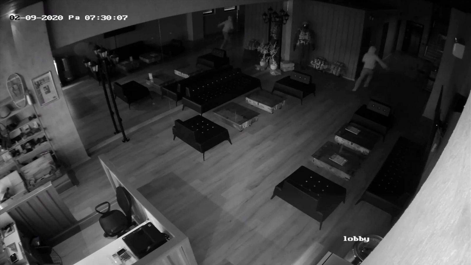Aynadaki yansımasından korkan hırsız 6 saniyede iş yerini terk etti