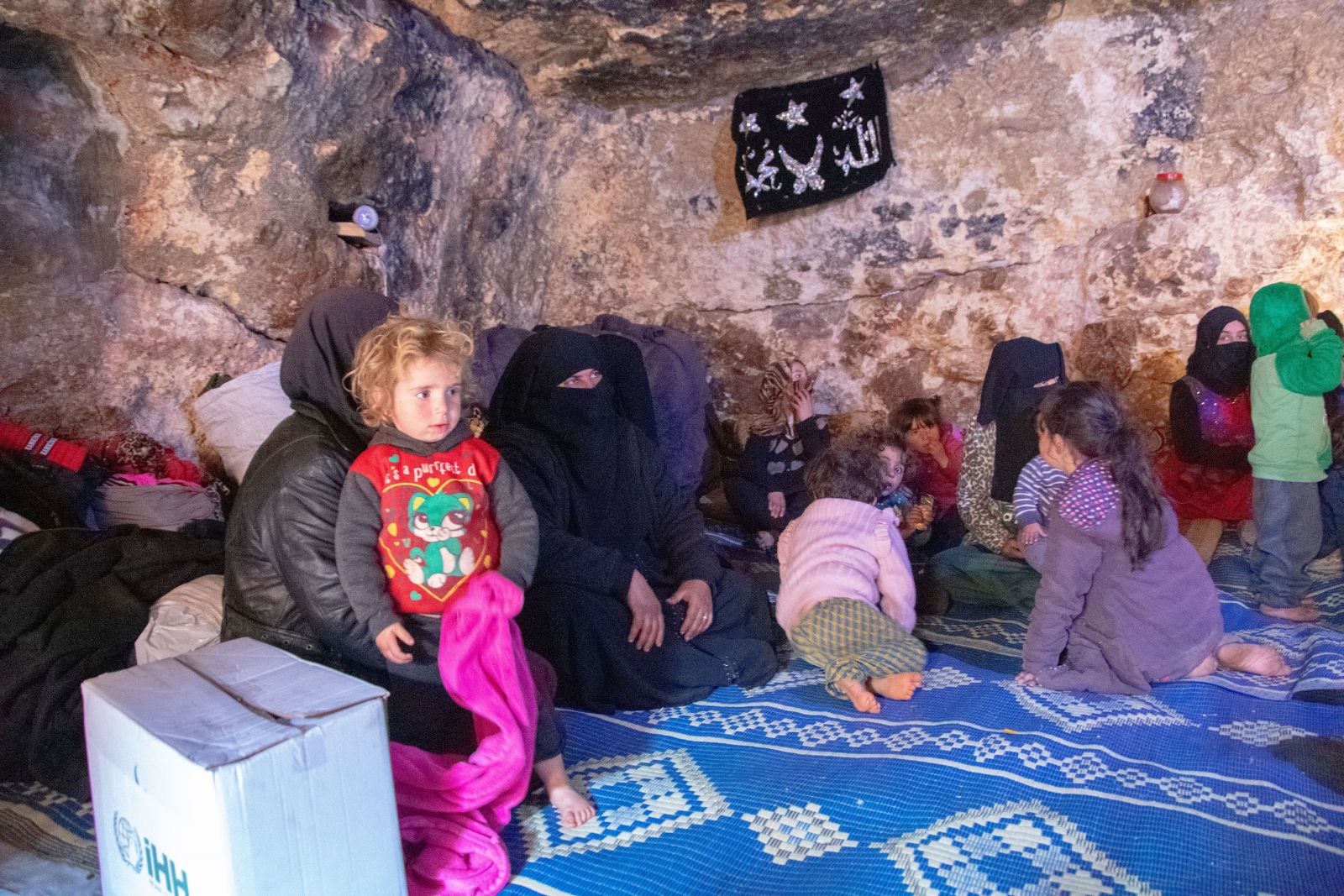 Bombalardan kaçan Suriyeliler mağaralarda yaşam mücadelesi veriyor