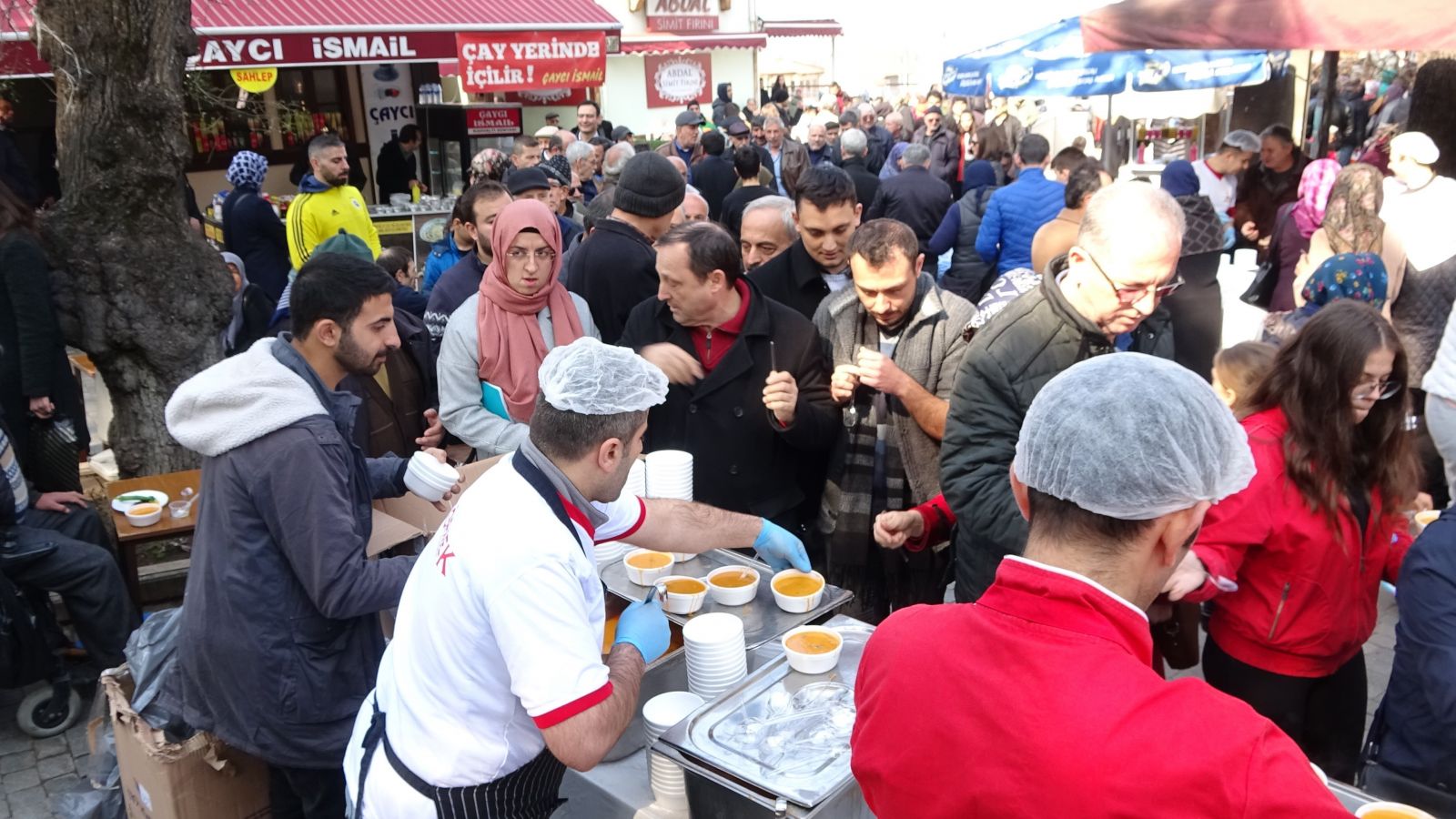 Bu çorba yılda bir defa pişiyor! Metrelerce kuyruk oluştu
