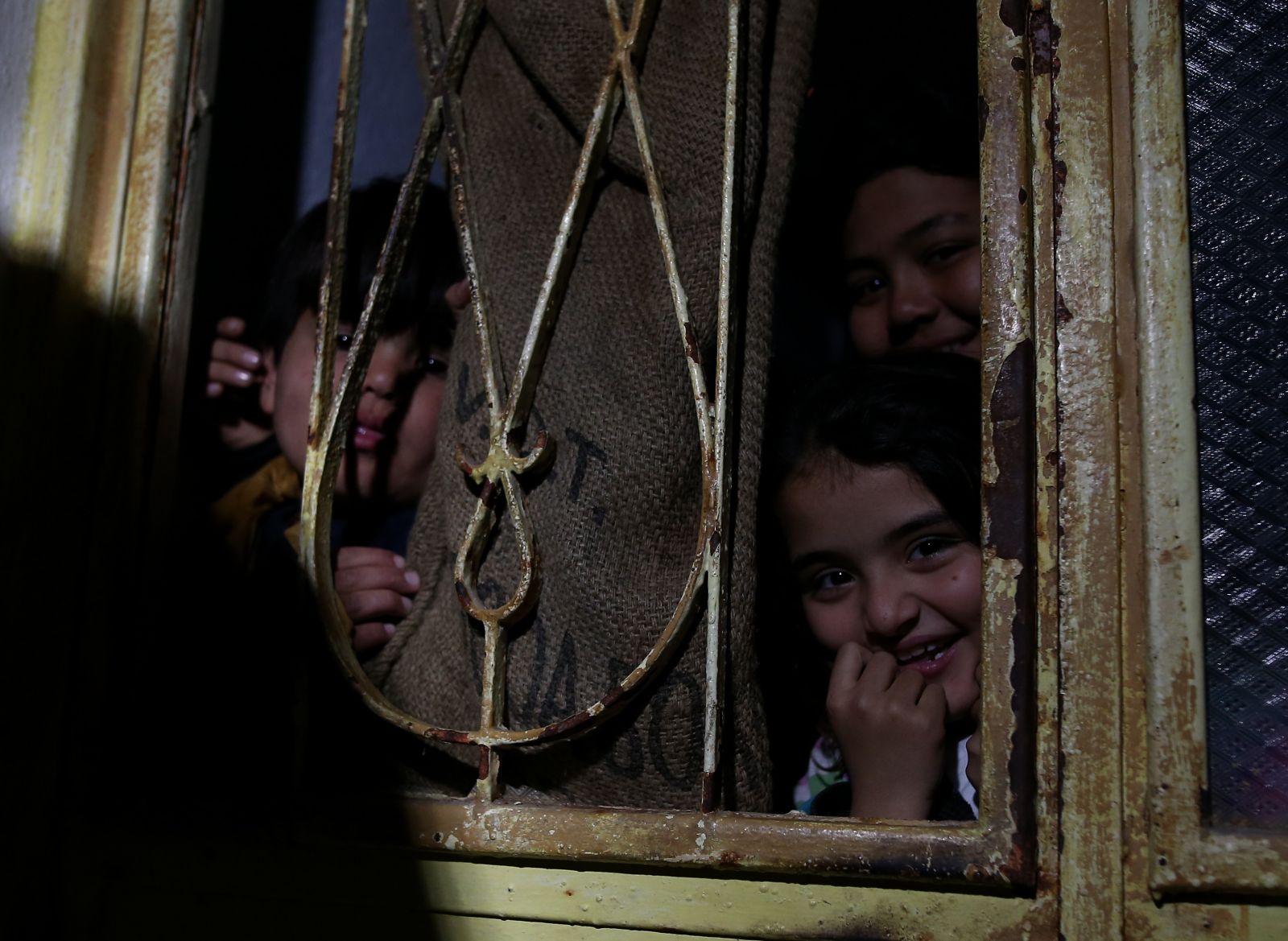 Yunanların ölüme terk ettiği göçmenleri sahil güvenlik kurtardı