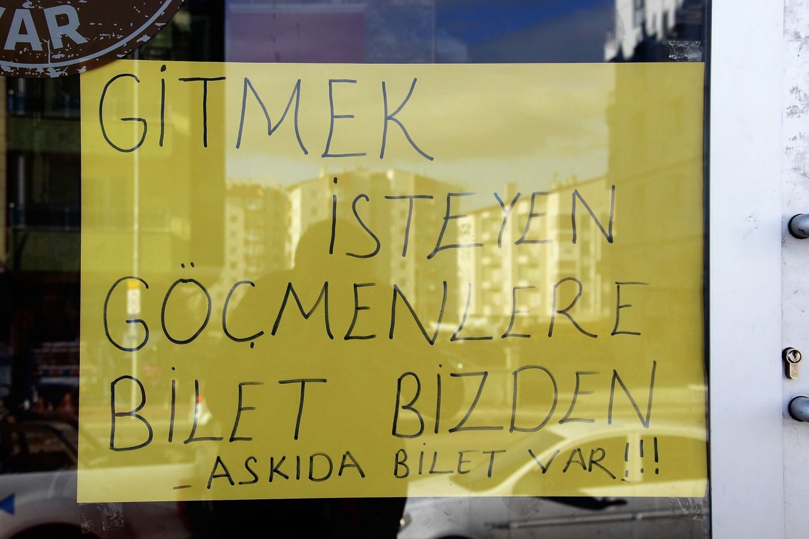 Avrupa'ya gitmek isteyen göçmenler için 'askıda bilet kampanyası' başlattı