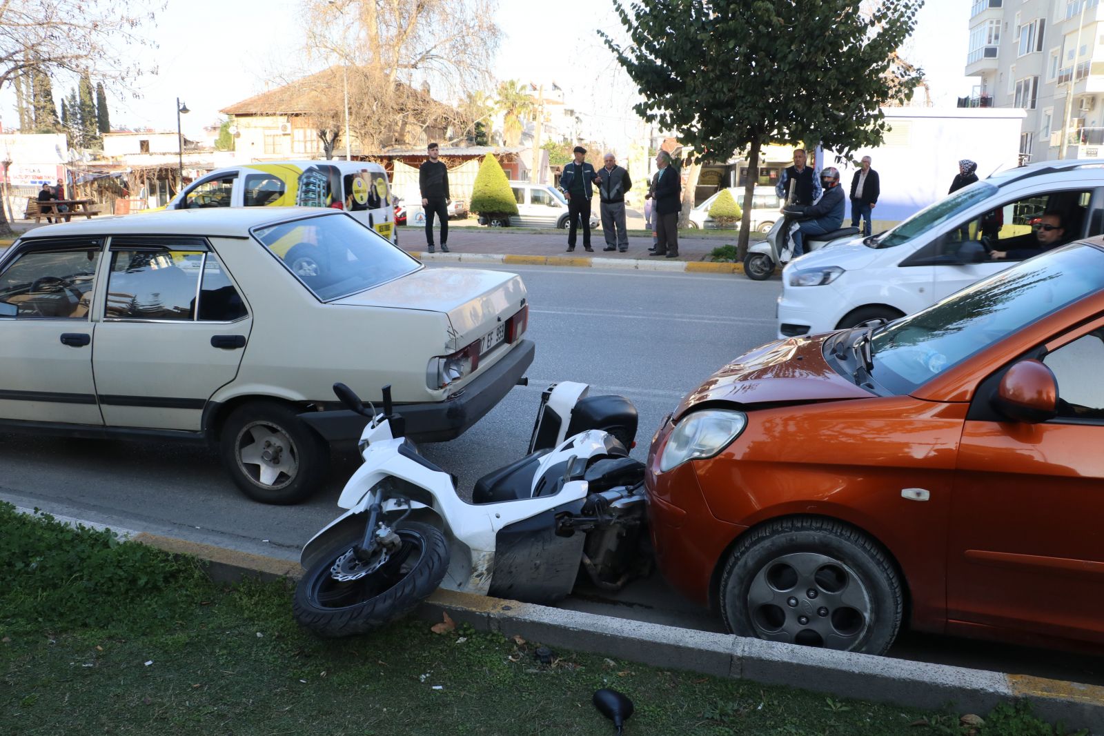 Çarptığı motosikletteki kadının yaralandığını gören kadın şoku üzerinden atamadı