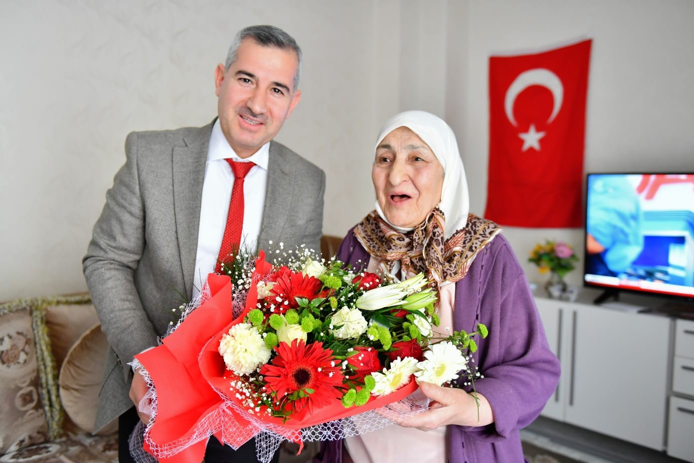 Sosyal medyanın ilgi odağı Fatma Teyze’ye anlamlı ziyaret