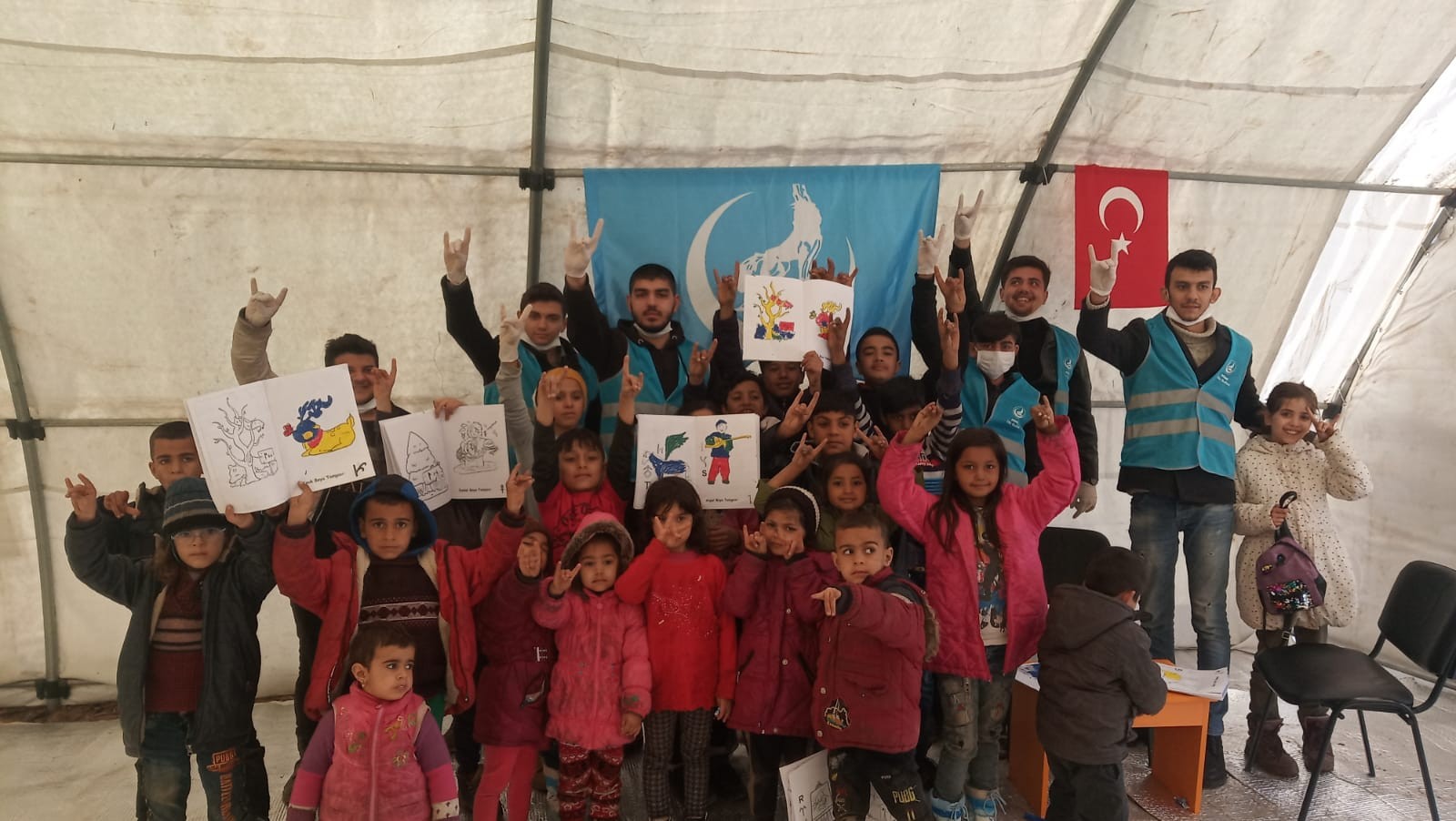 Göçmen çocukların yüzünü MHP lideri Bahçeli güldürdü