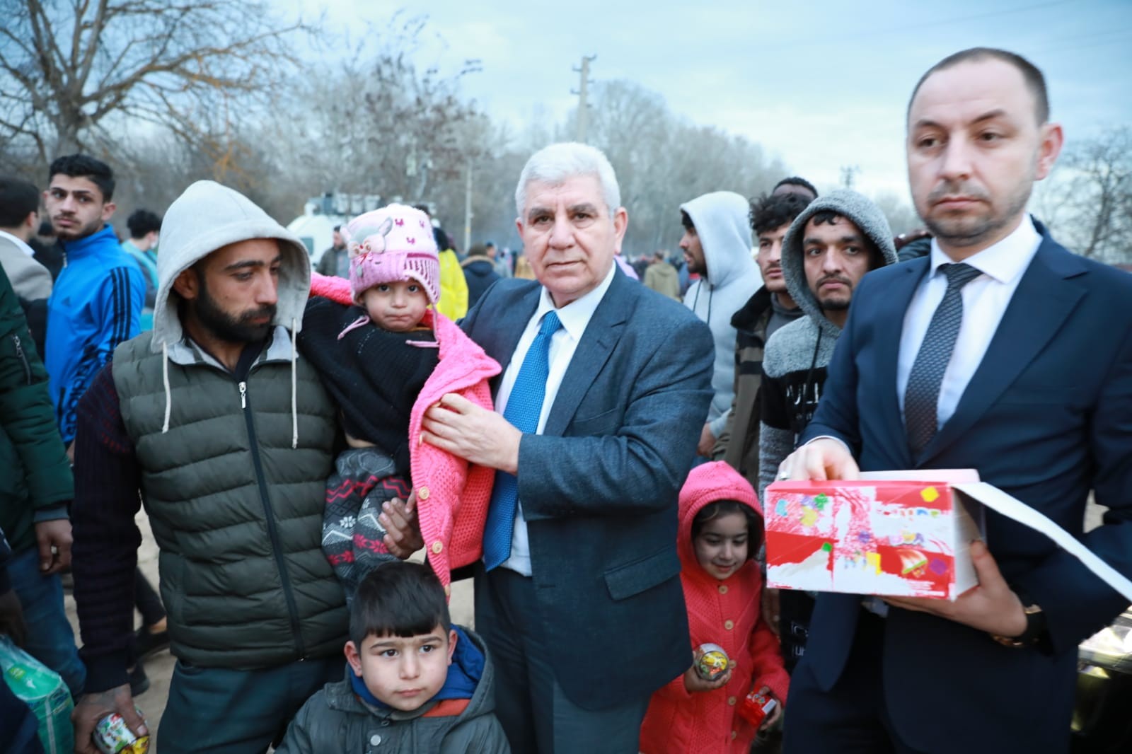 Göçmen çocukların yüzünü MHP lideri Bahçeli güldürdü