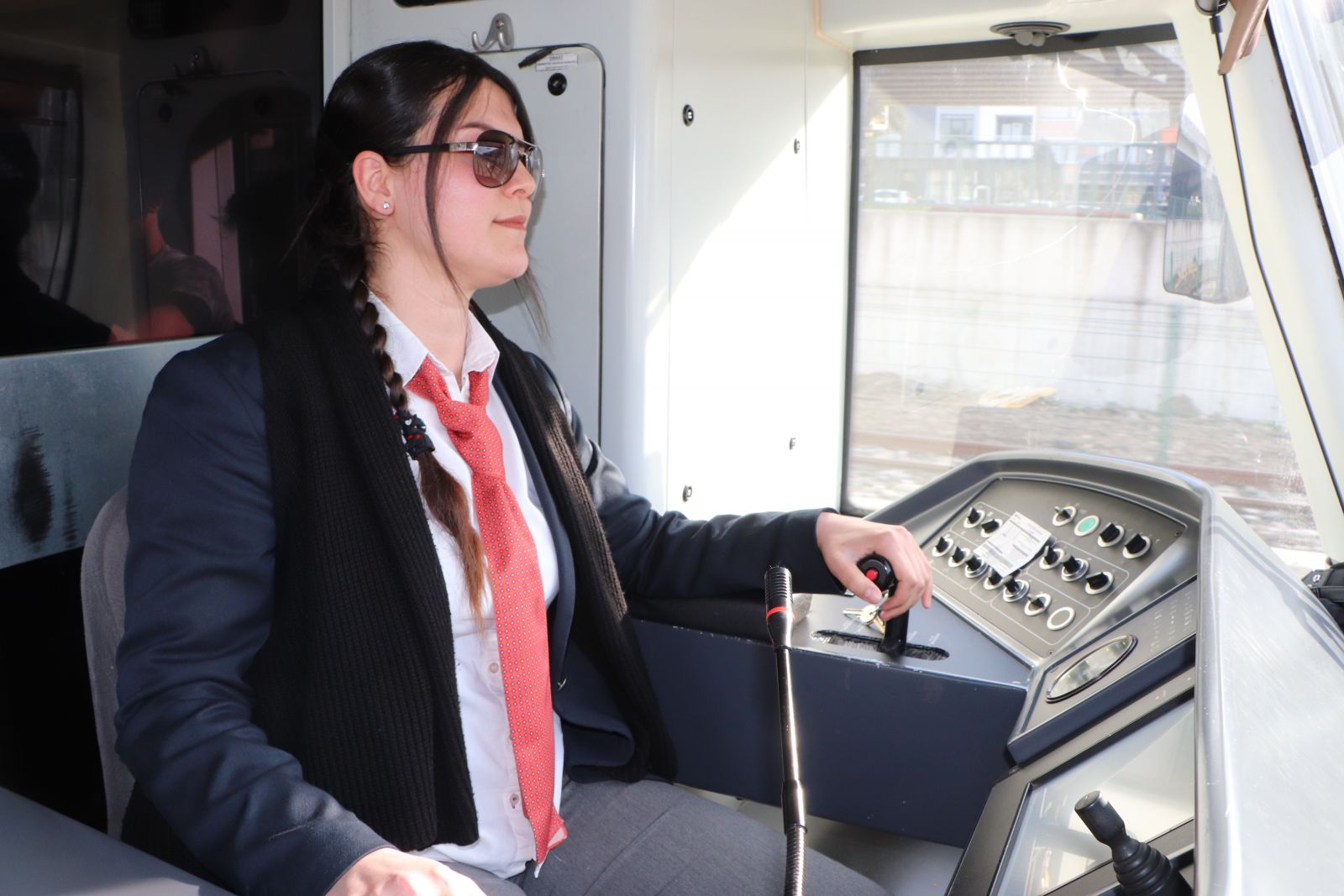 Her gün on binlerce kişinin bindiği tramvaylar kadınlara emanet