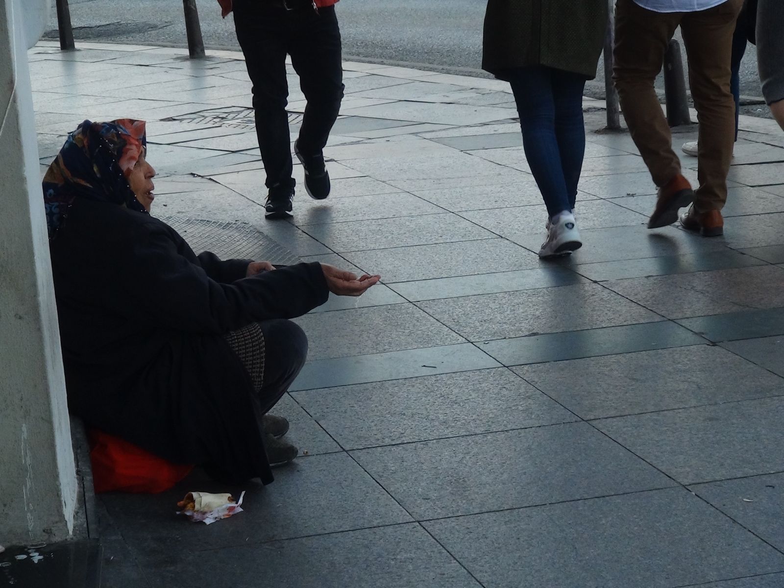 Taksim'de dilenen kadının yarım günde topladığı para şaşkına çevirdi!