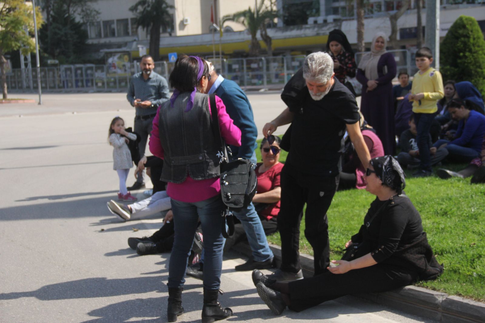 Kadınlar erkekleri mitingden kovdu