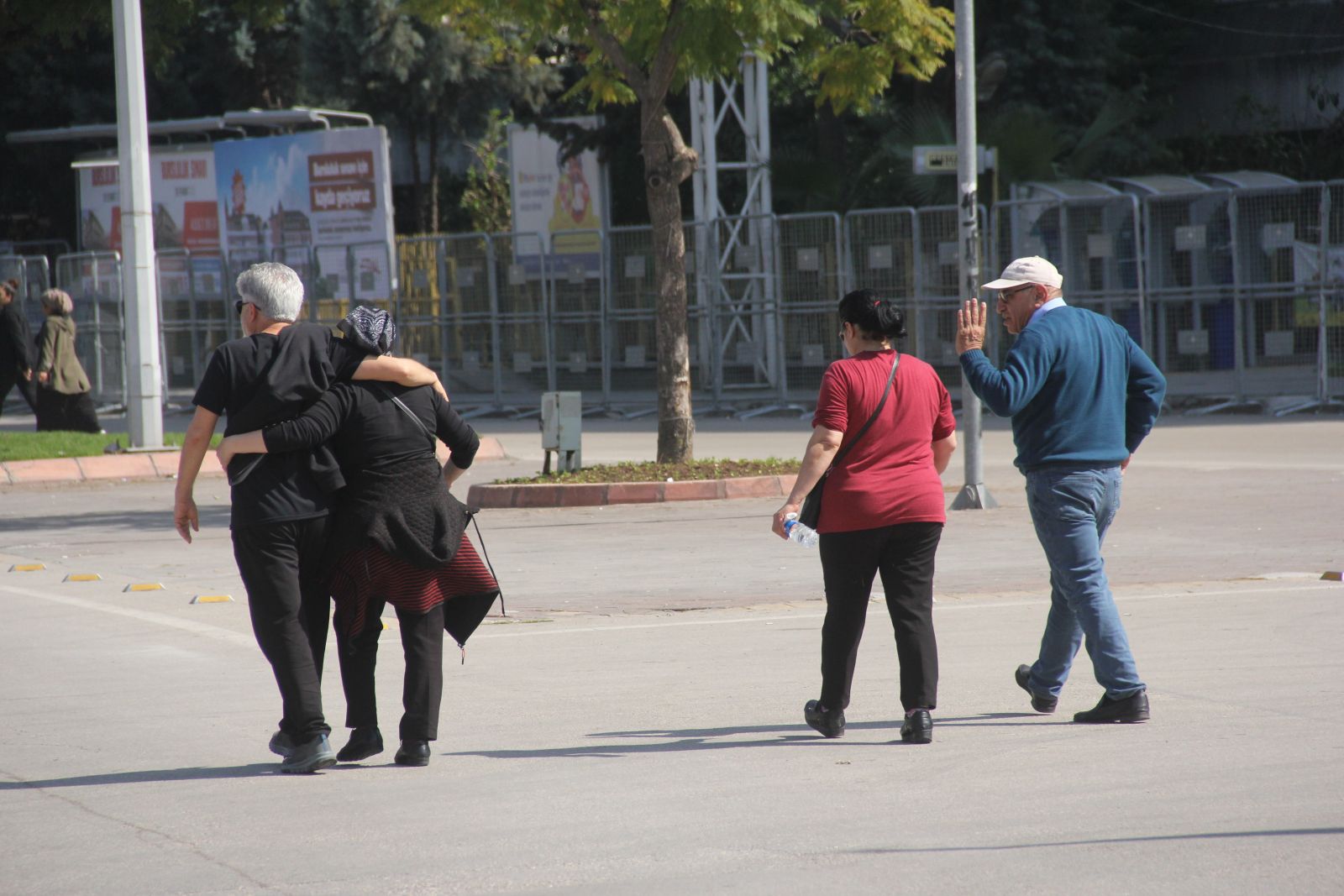 Kadınlar erkekleri mitingden kovdu