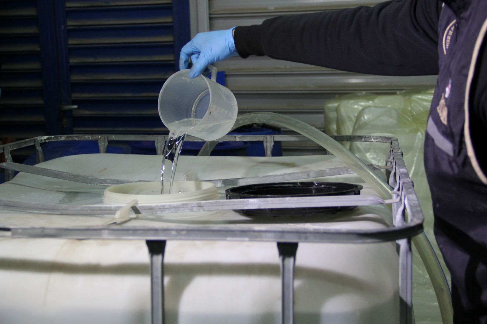 İzmir’de korona fırsatçılarına darbe: 1 ton sahte dezenfektan ele geçirildi