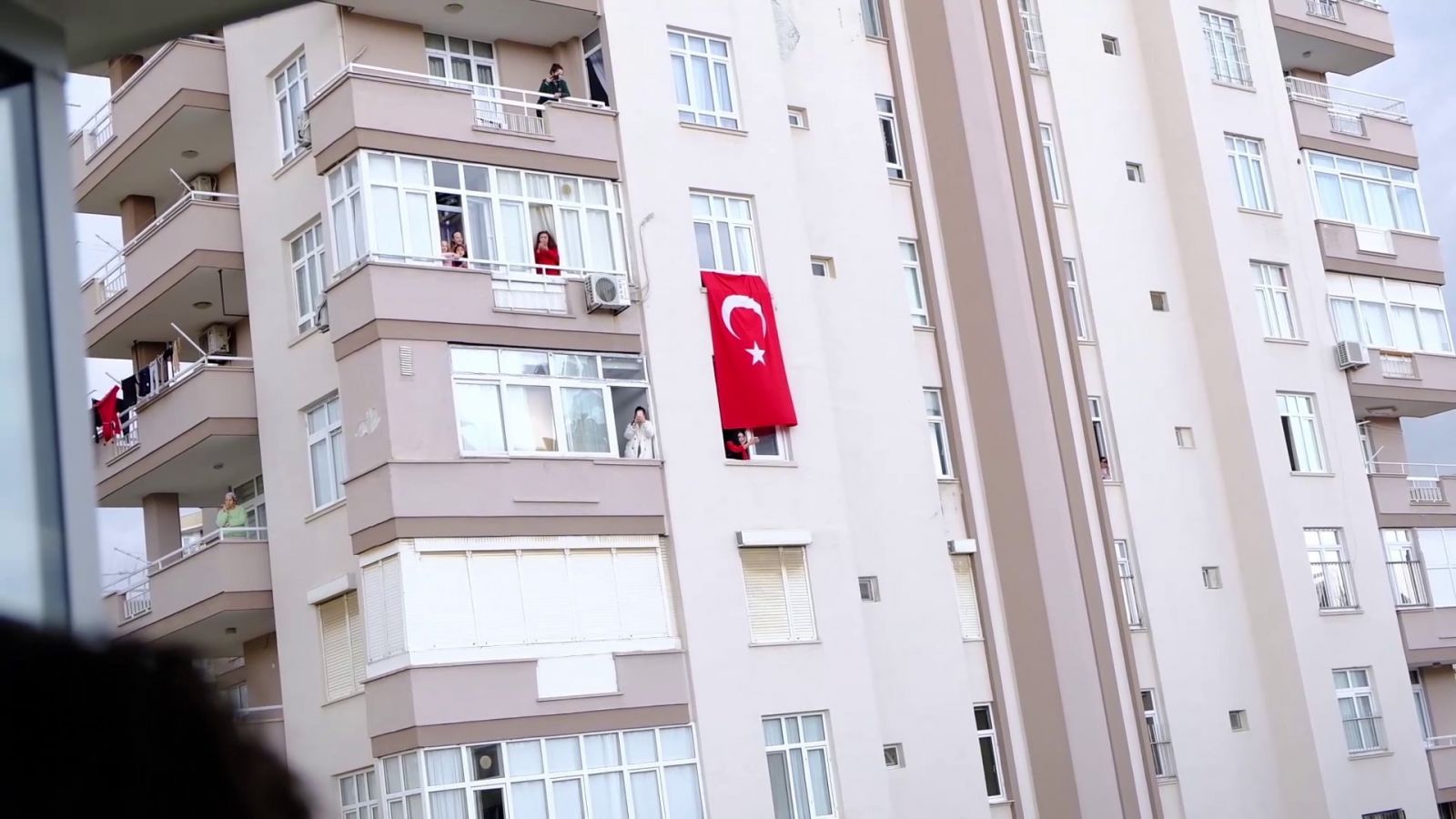 Adanalı kemancı evinden çıkmayan komşularına balkondan konser verdi