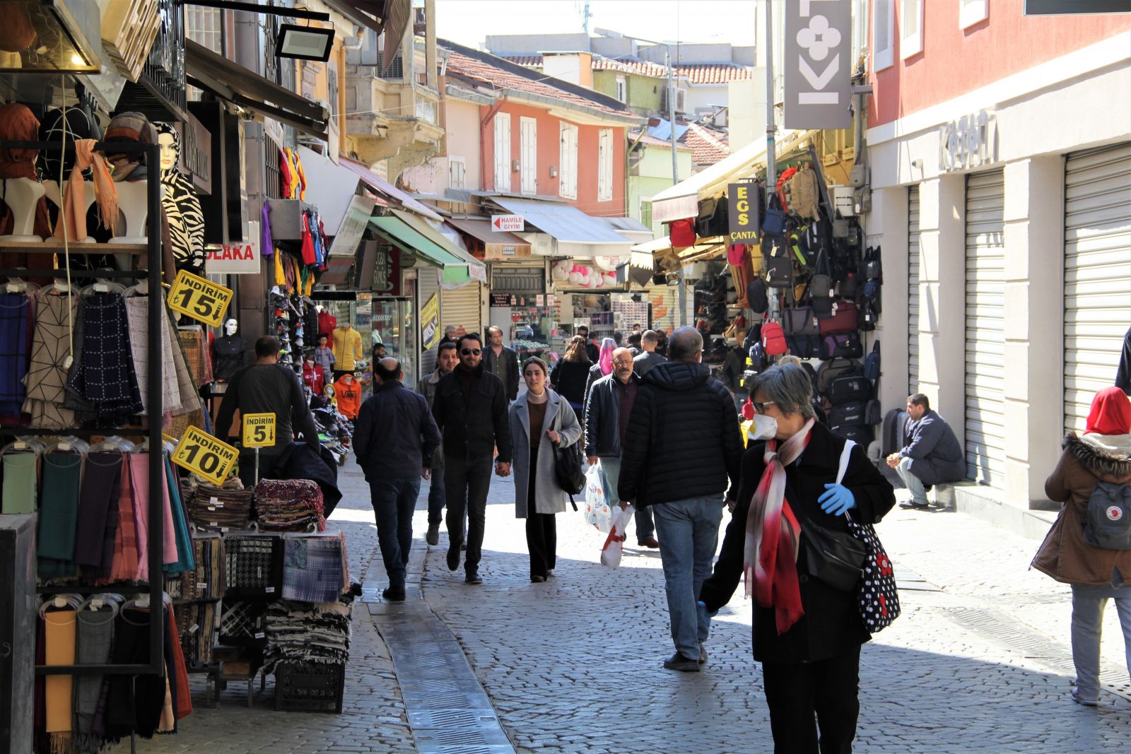 İzmir'de müşteri bulamayan esnaf kendi arasında top oynadı