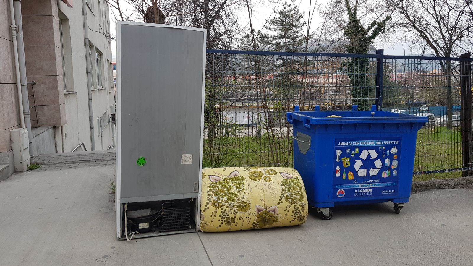 Otomobilinin üstüne bağladığı buzdolabını polisin uyarısına kızıp kaldırıma bırakıp gitti