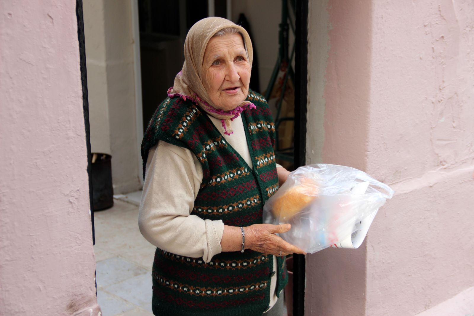 Gazetemiz, yaşlılara kol kanat oldu