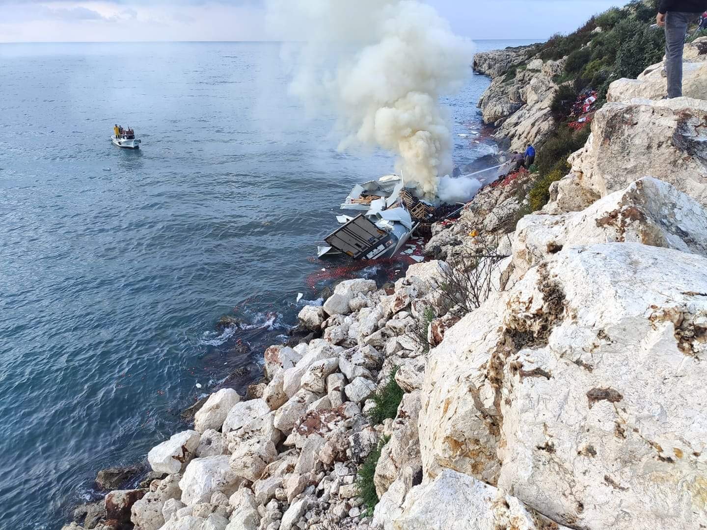 Korkunç kaza! Tır denize uçtu, şoför hayatını kaybetti