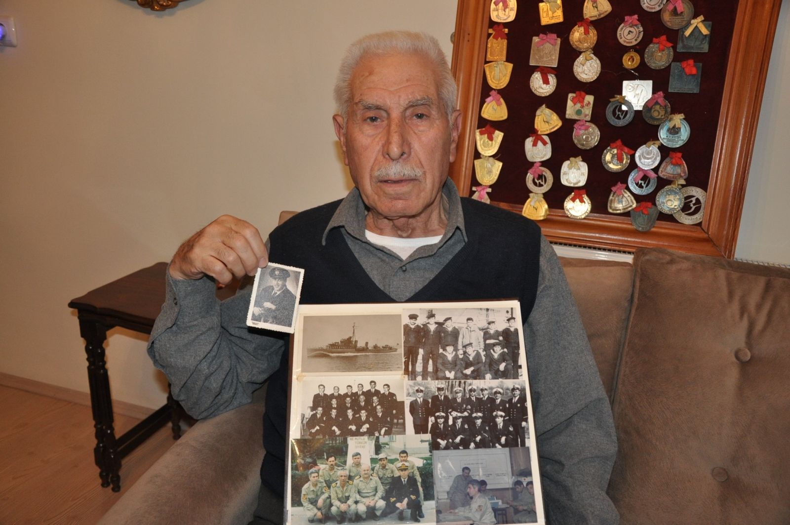 Son canlı şahit karantinadaki evinde bile şehit arkadaşlarını unutmadı