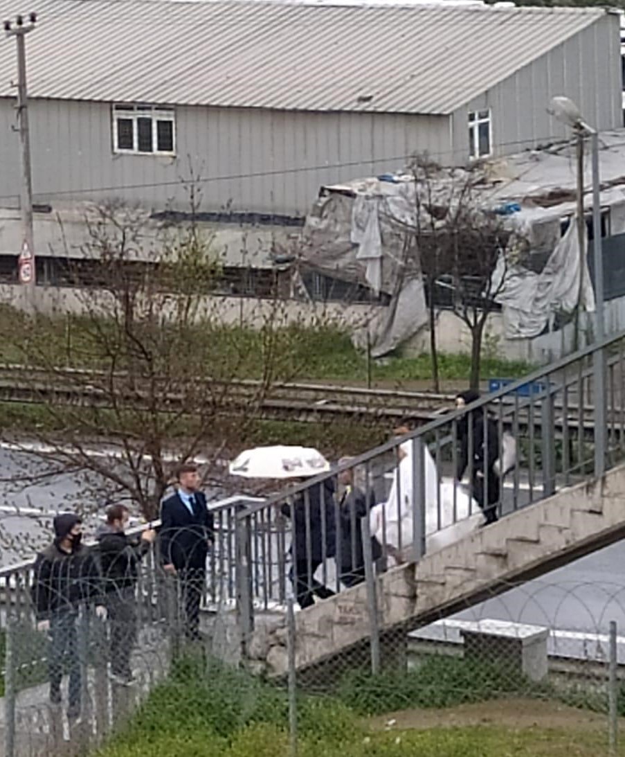 Yasak nedeniyle il değiştiremeyince gelini üst geçitten aldı