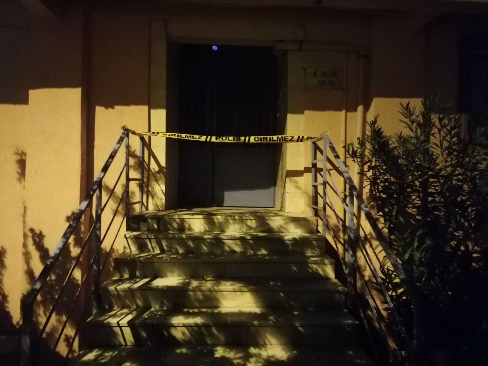 Eşini baltayla öldürüp, 8 saat başında bekled