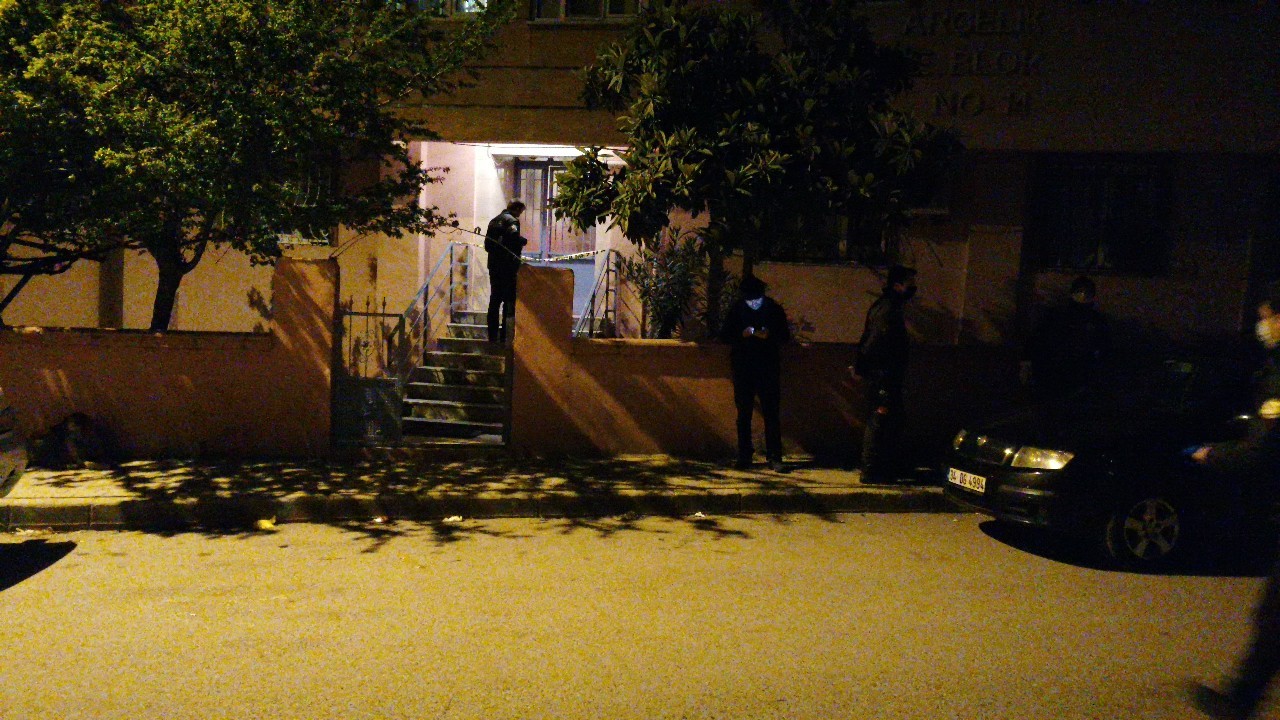 Eşini baltayla öldürüp, 8 saat başında bekled